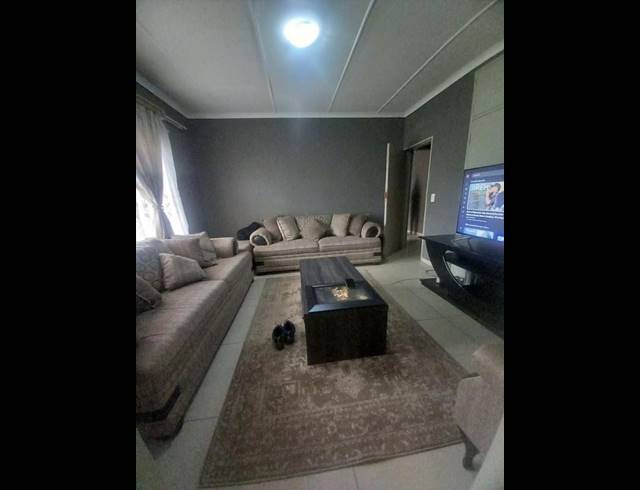 2 BEDROOM APARTMENT FOR SALE IN KEMPTON PARK CENTRAL